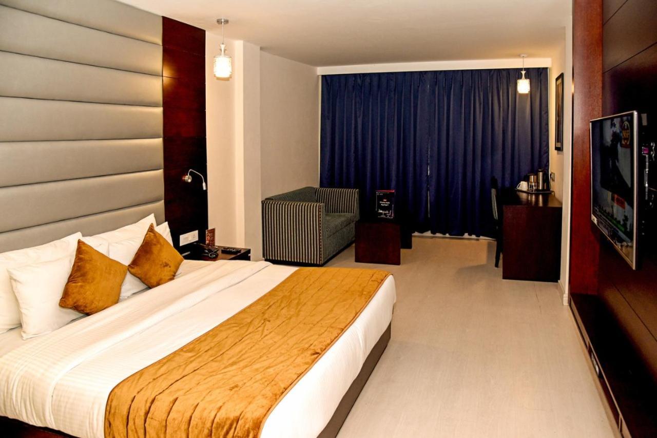 Hotel Sunbeam Premium Zirakpur Exterior foto