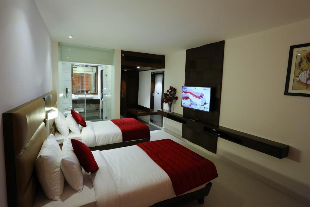 Hotel Sunbeam Premium Zirakpur Exterior foto