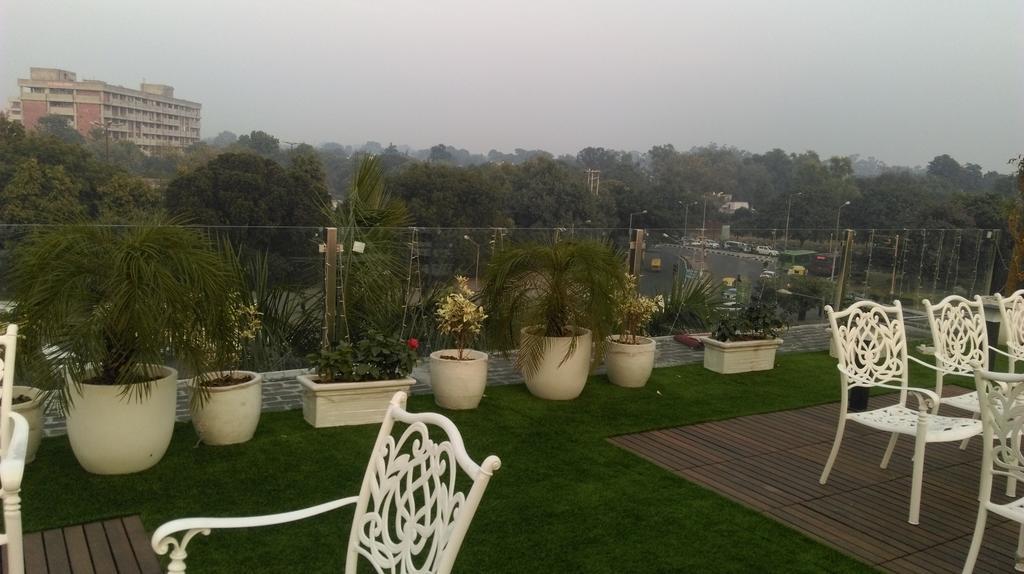 Hotel Sunbeam Premium Zirakpur Exterior foto